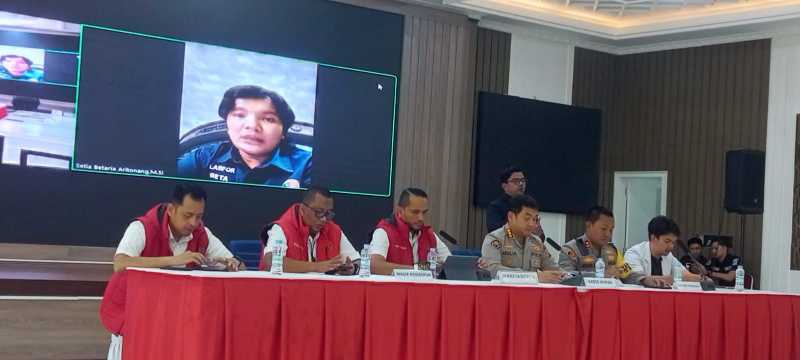 Kombes Pol Andri Ananta Yudhistira bersama sejumlah PJU Polda Jambi saat konferensi pers yang turut dihadiri Kapolres Tanjab Barat AKBP Agung Basuki, Minggu (12/5/24). FOTO : Dhea 