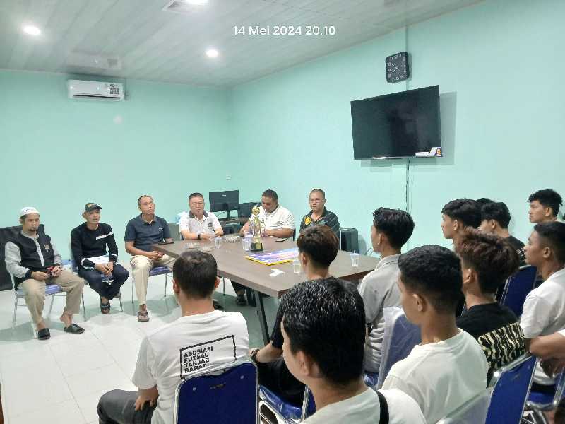 Ketua Umum Koni Tanjab Barat berikan motivasi kepada Tim Futsal. FOTO : Hms