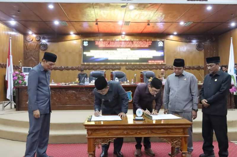 Ketua DPRD Tanjab Barat H Abdullah didampingi Ahmad Jahfar, H Muh Sjafril Simamora, Sekwan Hidayat dan Bupati H Anwar Sadat saat teken Nota RTRW dan RJPD. FOTO : Humas 