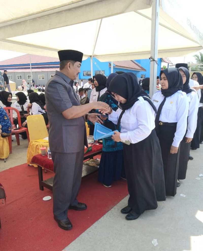 Intan Masnoni dan Para Guru saat menerima SK Pengangakatan PPPK dari Bupati Tanjab Barat H Anwar Sadat. FOTO : Ist