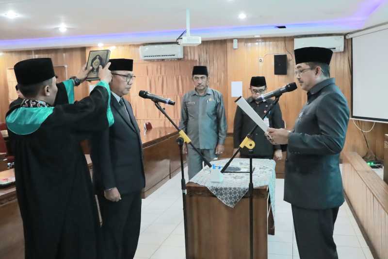 Drs H Anwar Sadat, M. Ag Lantik Penjabat Sekda Tanjab Barat H Dahlan, S. Sos., MM. Rabu (15/5/24). FOTO : Prokopim 