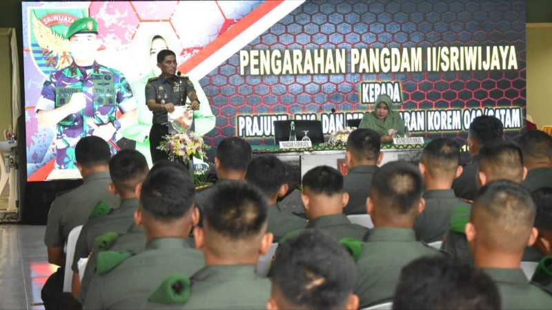 Pangdam II/Sriwijaya Mayjen TNI M. Naudi Nurdika, S.I.P., M.Si., M.Tr (Han) saat memberikan pengarahan. FOTO : Penrem 042/Gapu