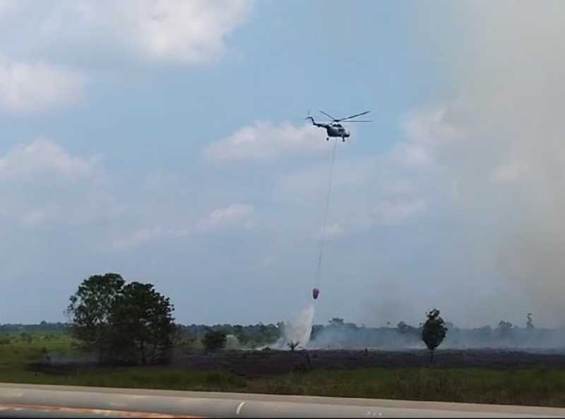 Helikopter PT WKS melakukan Water Boombing di Lokasi Kabaran Lahan. FOTO : Tangkapan Layar 