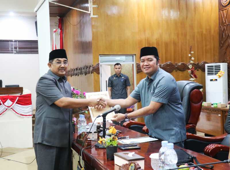 Ahmad Jahfar menerima nota pengantar penyampaian Ranperda tentang RPJPD dari Bupati H Anwar Sadat. FOTO : Humas 