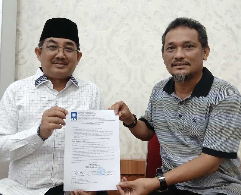 Drs H Anwar Sadat, M. Ag didampingi Ketua MPP PAN Tanjab Barat saat menunjukkan Surat Rekomendasi dari DPP PAN, Selasa (21/5/24). FOTO : LT/Bas