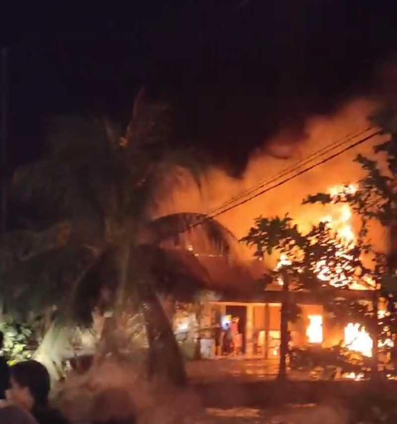 Rumah Milik Ruslan Usman Terbakar, Sabtu (25/5/24) Malam. FOTO : Tangkapan Layar 