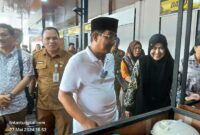 Bupati H Anwar Sadat didampingi Ketua TP-PKK Hj Fadhilah Sadat dan Kadis Koperindag Syawaluddin F Tanjung tinjau Kuliner di Cafe Modern Serambi Tungkal, Senin (27/5/24). FOTO : LT