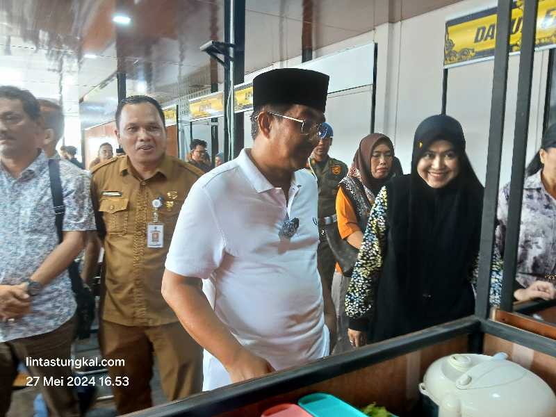 Bupati H Anwar Sadat didampingi Ketua TP-PKK Hj Fadhilah Sadat dan Kadis Koperindag Syawaluddin F Tanjung tinjau Kuliner di Cafe Modern Serambi Tungkal, Senin (27/5/24). FOTO : LT