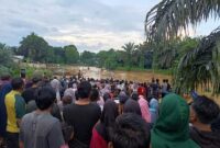 Kondisi lokasi korban tenggelam ditemukan dipenuhi masyarakat. FOTO : Dok Polsek Tungkal Ulu