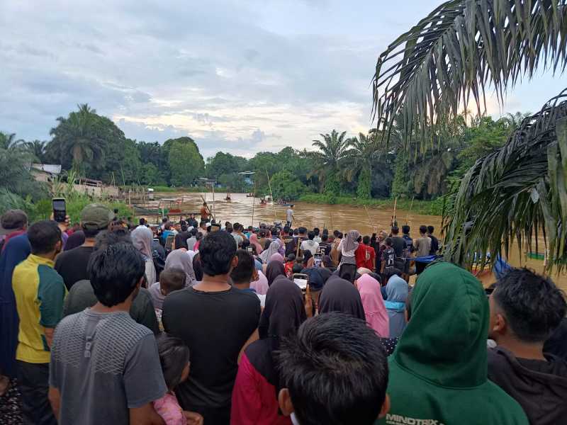 Kondisi lokasi korban tenggelam ditemukan dipenuhi masyarakat. FOTO : Dok Polsek Tungkal Ulu