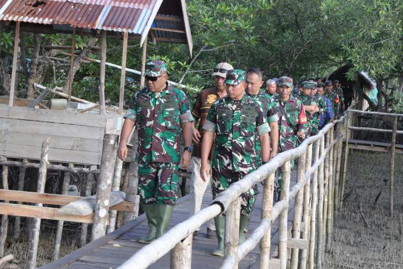 Dandim 0419/Tanjab Letkol Arm Dwi Sutaryo dampingi Kasrem 042/Gapu Kolonel Inf Eddy Basuki saat kunjungi Hutan Mangrove, Senin (27/5/24). FOTO : Pendim Tjb