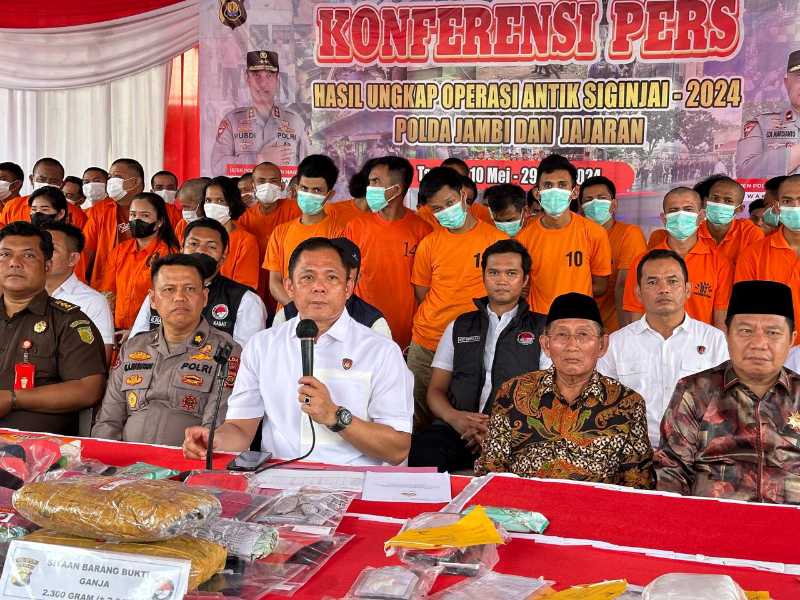 Dirresnarkoba Polda Jambi AKBP Ernesto Saiser bersama unsur forkopimda gelar hasil Operasi Antik Siginjai 2024 di Mapolda Jambi, Kamis (30/5/24). FOTO : Humas