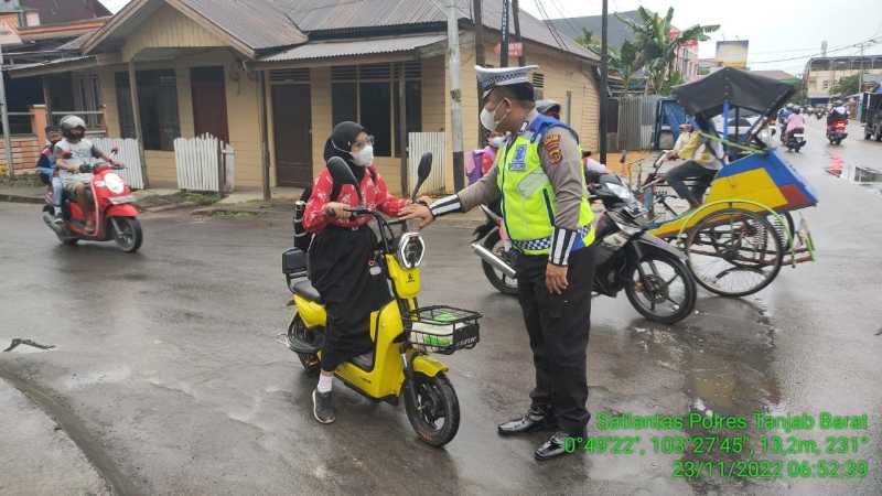 Personel Polres Tanjab Barat Polda Jambi Berikan Edukasi Kepada Seorang Pelajar Agar Tidak Menggunakan Sepeda Listrik di Jalan Raya. FOTO : Dok Satlantas Tjb 