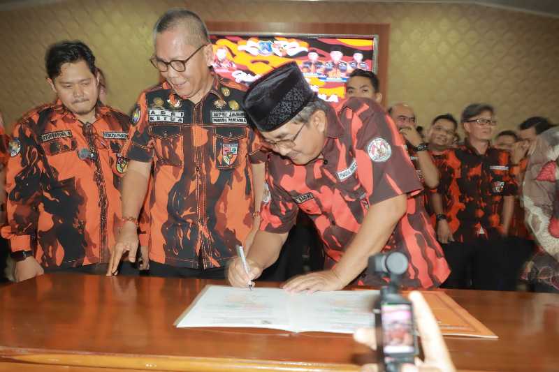 H Anwar Sadat selaku Ketua Majelis Pertimbangan Organisasi Pemuda Pancasila Kota Jambi teken berita acara pengukuhan. FOTO : LT