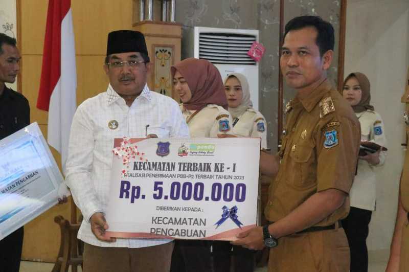 Bupati H Anwar Sadat menyerahkan penghargaan untuk Kecamatan Pengabuan terbaik 1 Realisasi PBB-P2 Tahun 2023. FOTO : Prokopim 