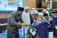 Drs H Anwar Sadat, M. Ag bersama Ustadz KH Ahmad Ghazali dan Ulama besar lainnya serta unsur Forkopimda saat pelepasan Jamaah Calon Haji Tanjab Barat, Rabu (5/6/24). FOTO : LT 