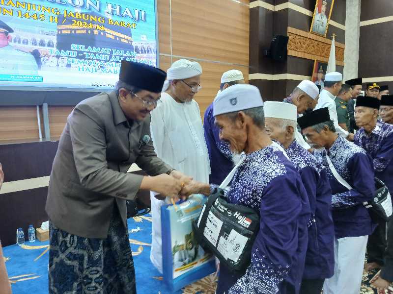 Drs H Anwar Sadat, M. Ag bersama Ustadz KH Ahmad Ghazali dan Ulama besar lainnya serta unsur Forkopimda saat pelepasan Jamaah Calon Haji Tanjab Barat, Rabu (5/6/24). FOTO : LT 