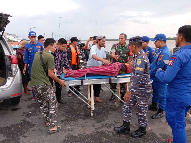 Kedua Nelayan saat dievakuasi Tim Gabuangan di Pelabuhaan LLASDP Kuala Tungkal, Kamis (6/6/24). FOTO : Dok TNI AL