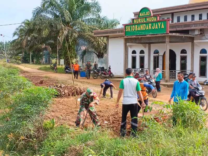 Kegiatan Gotong Royong Jum'at Bersih Lingkungan Masjid Nurul Huda Kelurahan Bandar Jaya, Kecamatan Rantau Rasau, Kabupaten Tanjab Timur, Jum'at (7/6/24). FOTO : Pentjb