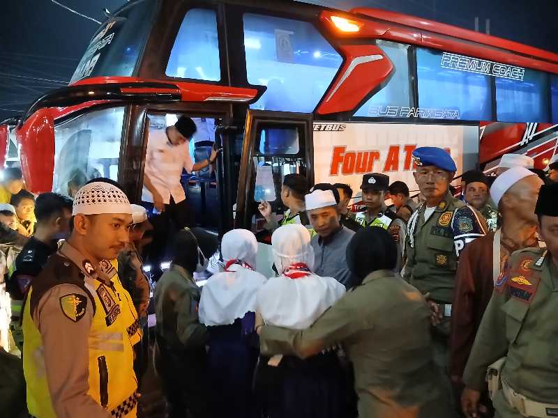 Tim Gabungan melakukan pengamanan Para Jemaah untuk menaiki Bis menuju Embarkasi Haji Antara Provinsi Jambi, Jum'at Malam (7/6/24). FOTO : LT