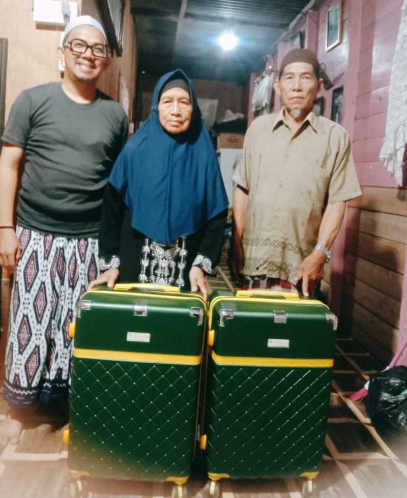 Azmi Bin H Ismail Mahdhari  bersama Warga yang mendaftarkan diri di Bina Insani Tour untuk Paket Umroh 2024. FOTO : Dok Bina Insani