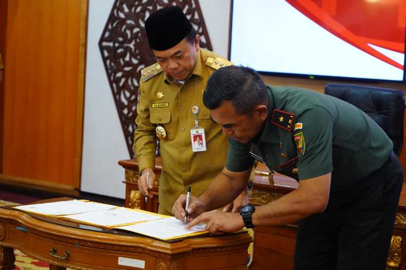 Bigjen TNI Rachmad, S. I. P teken NPHD Pengamanan Pilkada 2024 bersama Gubernur Jambi Dr H Al Haris, S. Sos., M. H di Auditorium Rumah Jabatan Gubernur Jambi, Senin (10/6/2024). FOTO : Penrem 042/Gapu