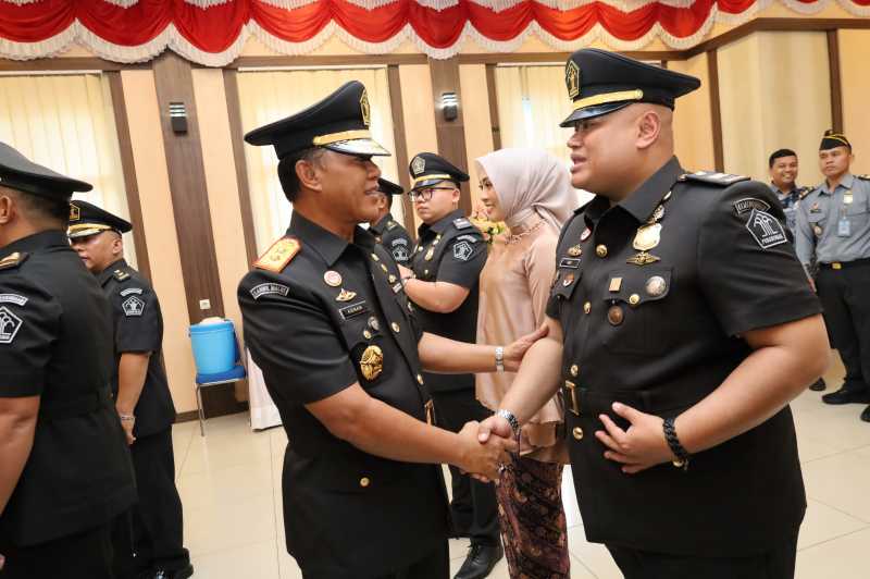 Kepala Kantor Wilayah Kemenkum dan HAM Jambi M Adnan Berikan Ucapan Selamat Kepada Pejabat Yang Dilantik. FOTO : Humas 