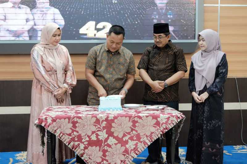 AKBP Agung Basuki didampingi Ny Mutya Agung bersama Bupati H Anwar Sadat dan Hj Fadhilah Sadat saat perayaan Milad ke 42 Tahun. FOTO : Prokopim