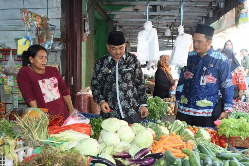 Bupati H Anwar Sadat didampingi Kepala Diskoperindag Syawaluddin F Tanjung saat berbincang dengan Pedagang. FOTO : Prokopim