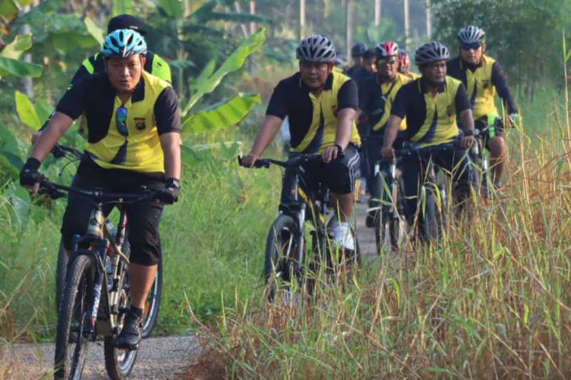 AKBP Agung Basuki, SIK., MM Gowes bersama PJU dan Personel Polres Tanjab Barat ke Deda Dataran Pinang. FOTO : Humas 