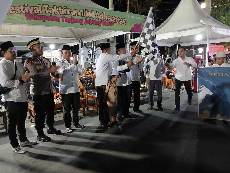 Wakil Gubernur Jambi Drs H Abdullah Sani, M. Pd. I didampingi Bupati Tanjab Barat Drs H Anwar Sadat, M. Ag  dan Unsur Forkopimda lepas Peserta Festival Takbiran, Minggu (16/6/24) Malam. FOTO : LT