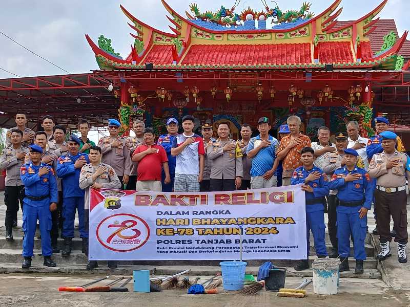 AKBP Agung Basuki, S. I. K., M. M dan Personel bersama Pengurus Klenteng Leng San Keng. FOTO : LT