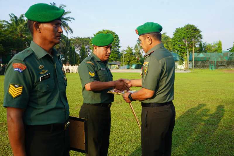 Brigjen TNI Rachmad, S. I. P berikan Penghargaan kepada Serma M Saleh dan Serka M Ilham. FOTO : Penrem 042/Gapu