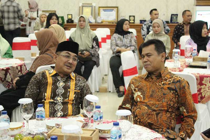 Bupati Tanjab Barat Drs H Anwar Sadat, M. Ag bersama Kajari Radot Parulian, S. H., M. H saat malam Silaturrahmi, Kamis Malam (20/6/24). FOTO : Dok Kejari