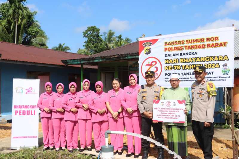 AKBP Agung Basuki, S. I. K.  M. M didampingi Waka Polres KOMPOL Jan Manto Hasiholan, S. H., S. I. K., M. H bersama Ketua Bhayangkari Ny Eka Mutya Agung dan Pengurus menyerahkan Bansos Sumur Bor kepada Pengasuh Ponpes Sabilussaa'dah. FOTO : Humas