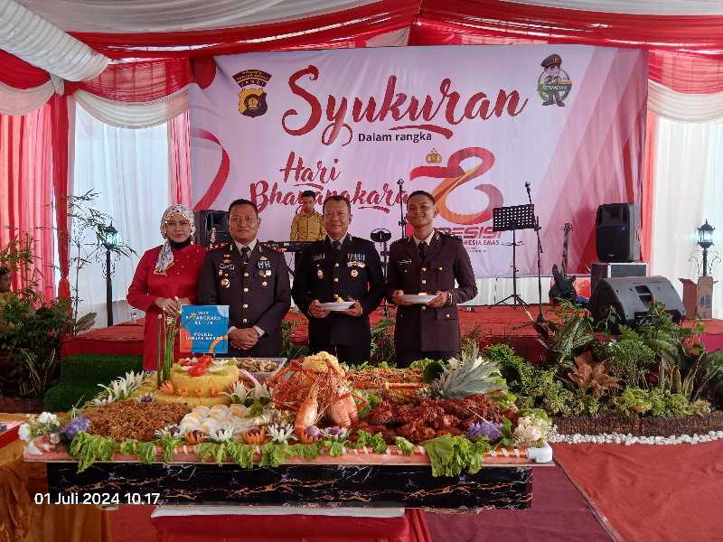 Kapolres Tanjab Barat AKBP Agung Basuki, S. I. K., M. M didampingi Ketua Bhayangkari Ny Eka Mutya Agung bersama  Kompol Acim Dartasim dan Bripda Ajwad Afifurayan. FOTO : LT