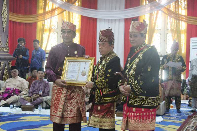 Brigjen TNI Rachmad, S. I. P terima Piagam Pembina LAM Provinsi Jambi dari Gubernur Jambi Dr H Al Haris, S. Sos., M. H (Datuk Mangkubumi Setio Alam). FOTO : Penrem 042/Gapu