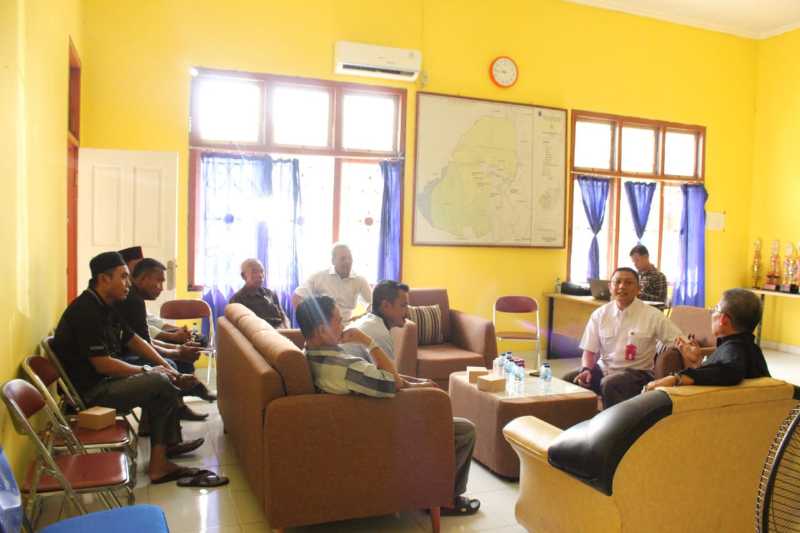 Tim Penyidik Kejari Tanjab Barat bersama BPKP Provinsi Jambi saat di Kantor Camat Batang Asam. FOTO : Dok Kejari
