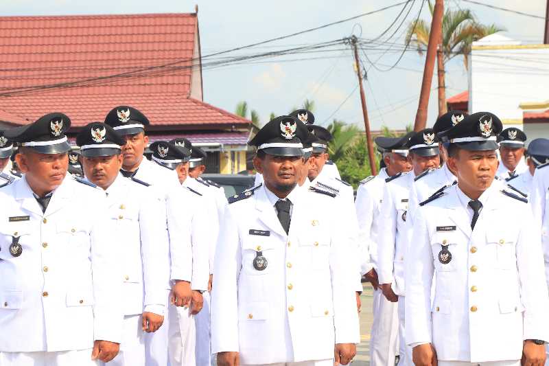 Abdul Gani, S. Pd. I Kepala Desa Kemuning Kecamatan Bram Itam bersama para Kepala Desa lainnya saat pengucapan sumpah janji. FOTO : Bayu