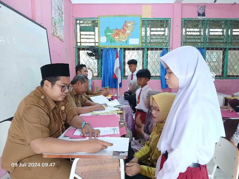 Didampingi Orang Tua Siswa Siswi Baru di SMPN 2 Kuala Tungkal melakukan pendaftaran ulang. FOTO : LT
