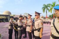 Kapolres Tanjung Jabung Barat AKBP Agung Basuki, S. IK, MM pasang tanda jabatan kepada pejabat baru mengucapkan sumpah janji, Jum'at (12/7/24). FOTO : Sj