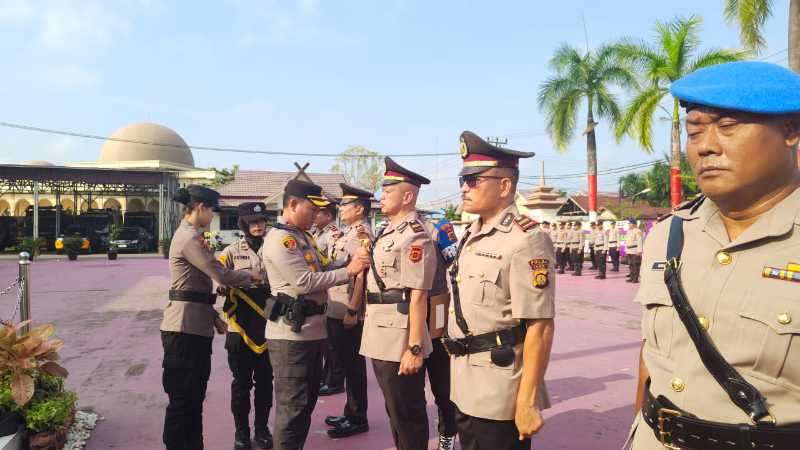 Kapolres Tanjung Jabung Barat AKBP Agung Basuki, S. IK, MM pasang tanda jabatan kepada pejabat baru mengucapkan sumpah janji, Jum'at (12/7/24). FOTO : Sj