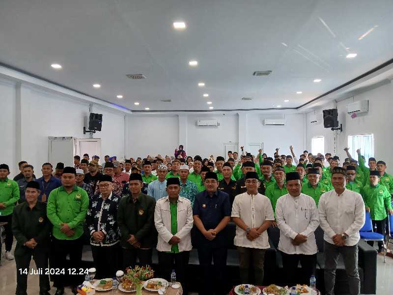 Bupati Tanjab Barat Drs H Anwar Sadat, M. Ag bersama Ketua DPW LDII Provinsi Jambi Rahmat Nuruddin, S. Kom, Ketua dan Pengurus LDII Tanjab Barat dan undangan lainnya. FOTO : LT
