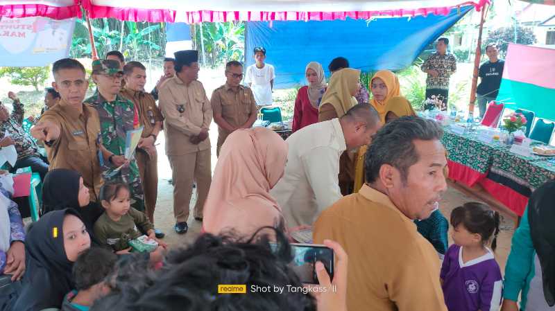 Serda Teguh Santoso Babinsa Koramil 419-04/Nipah Panjang saat menghadiri kegiatan percepatan penurunan stunting. FOTO : Pentjb