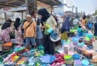 Warga Kuala Tungkal belanja peralatan Dapur di Hari Asyura 10 Muharram 1446 Hijriah. FOTO : LT
