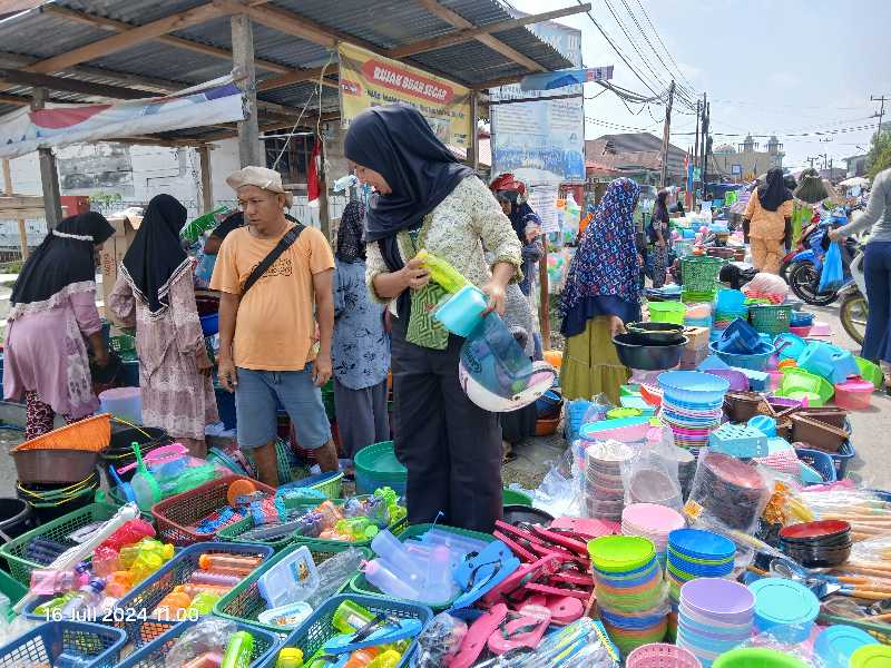 Warga Kuala Tungkal belanja peralatan Dapur di Hari Asyura 10 Muharram 1446 Hijriah. FOTO : LT
