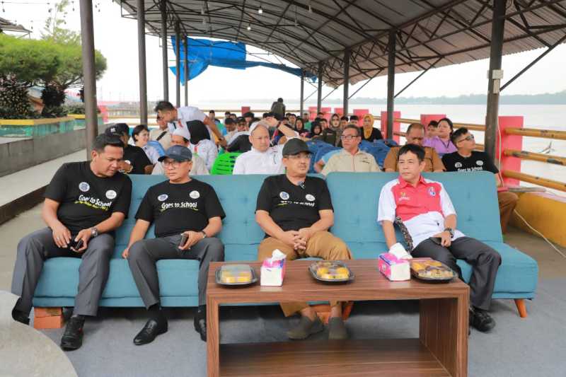 Ketua KORMI Tanjab Barat Dedi Hadi bersama Bupati H Anwar Sadat, Pj Sekda H Dahlan dan Kadisparpora Hermansyah saat kegiatan. FOTO : Ist