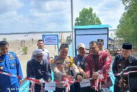 Kapolres Tanjab Barat AKBP Agung Basuki bersama Bupati H Anwar Sadat, Kepala Bank 9 Jambi Cabang Kuala Tungkal, Camat Tungkal Ilir, Pengasuh Ponpes Al Baqiyatus Shalihat dan Kasat Polairud resmikan Dermaga. FOTO : LT