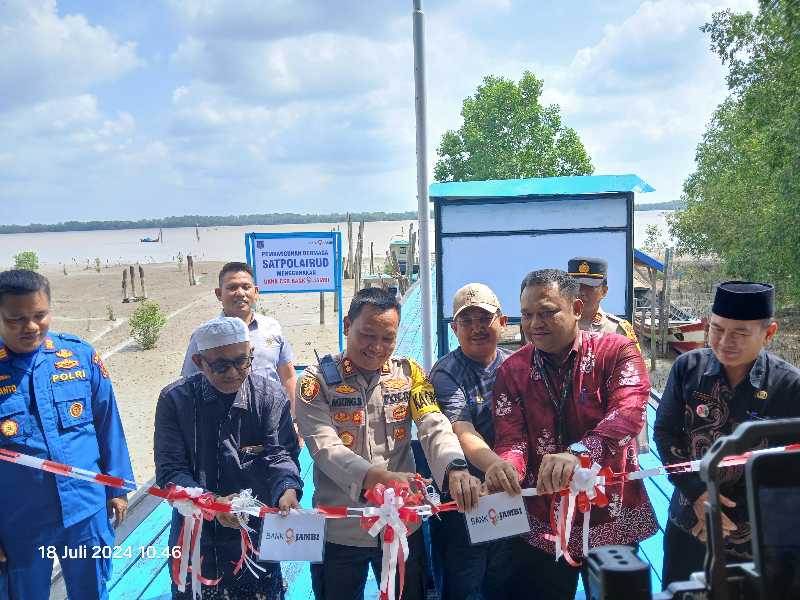 Kapolres Tanjab Barat AKBP Agung Basuki bersama Bupati H Anwar Sadat, Kepala Bank 9 Jambi Cabang Kuala Tungkal, Camat Tungkal Ilir, Pengasuh Ponpes Al Baqiyatus Shalihat dan Kasat Polairud resmikan Dermaga. FOTO : LT