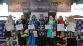 Hj Fadhilah Sadat bersama Para Juara Lomba Modifikasi Tas Purun. FOTO : Ist